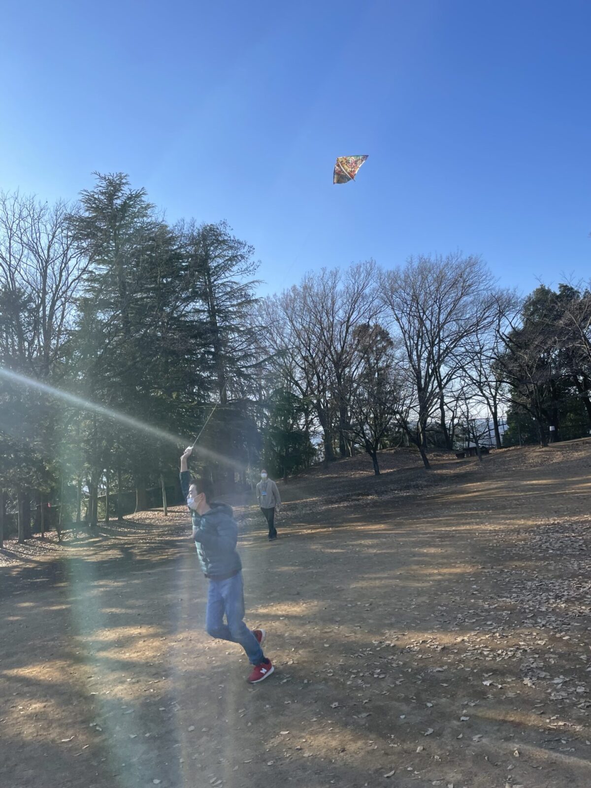 公園で凧揚げをする児童